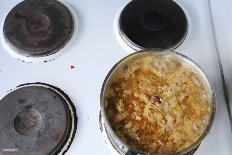 Comment nettoyer des casseroles et des poêles brûlées avec du vinaigre, du sel et du bicarbonate de soude